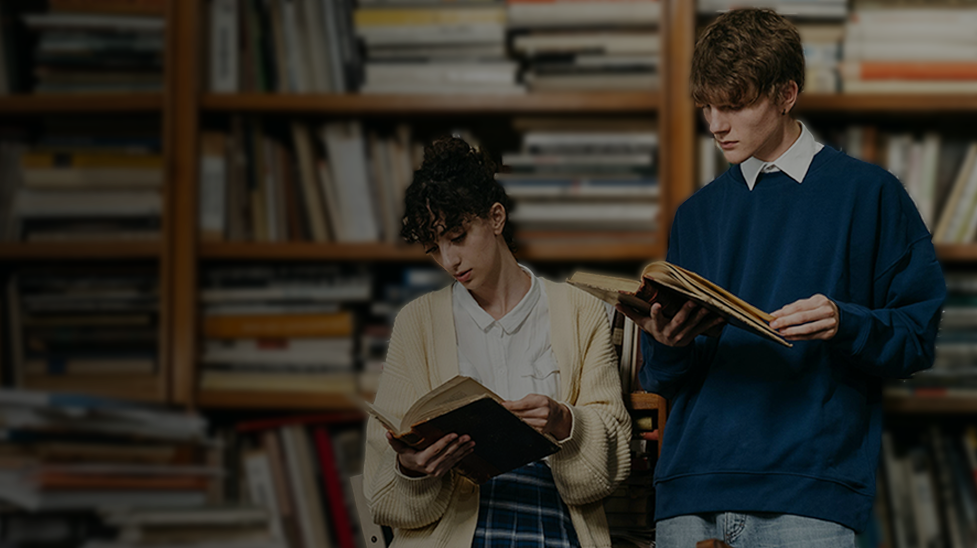 dwoje młodych ludzi w bibliotece