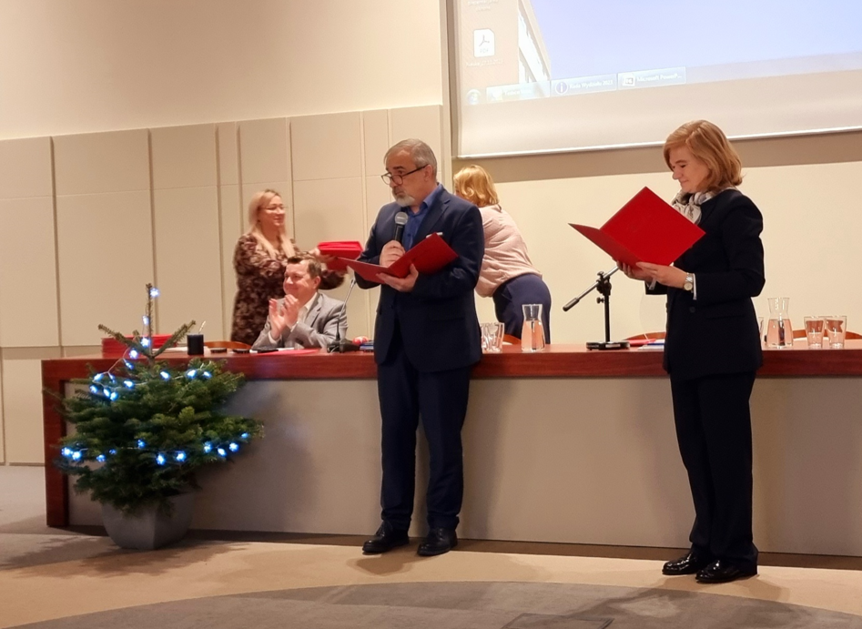 pani Rektor i Dziekan wyczytują osoby do wręczenia nagród