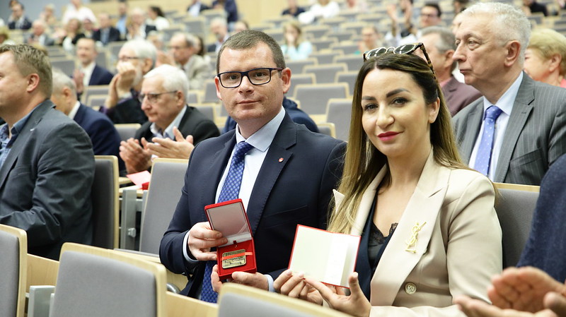 przedstawiciele Satnader Bank Polska z Medalem Amico