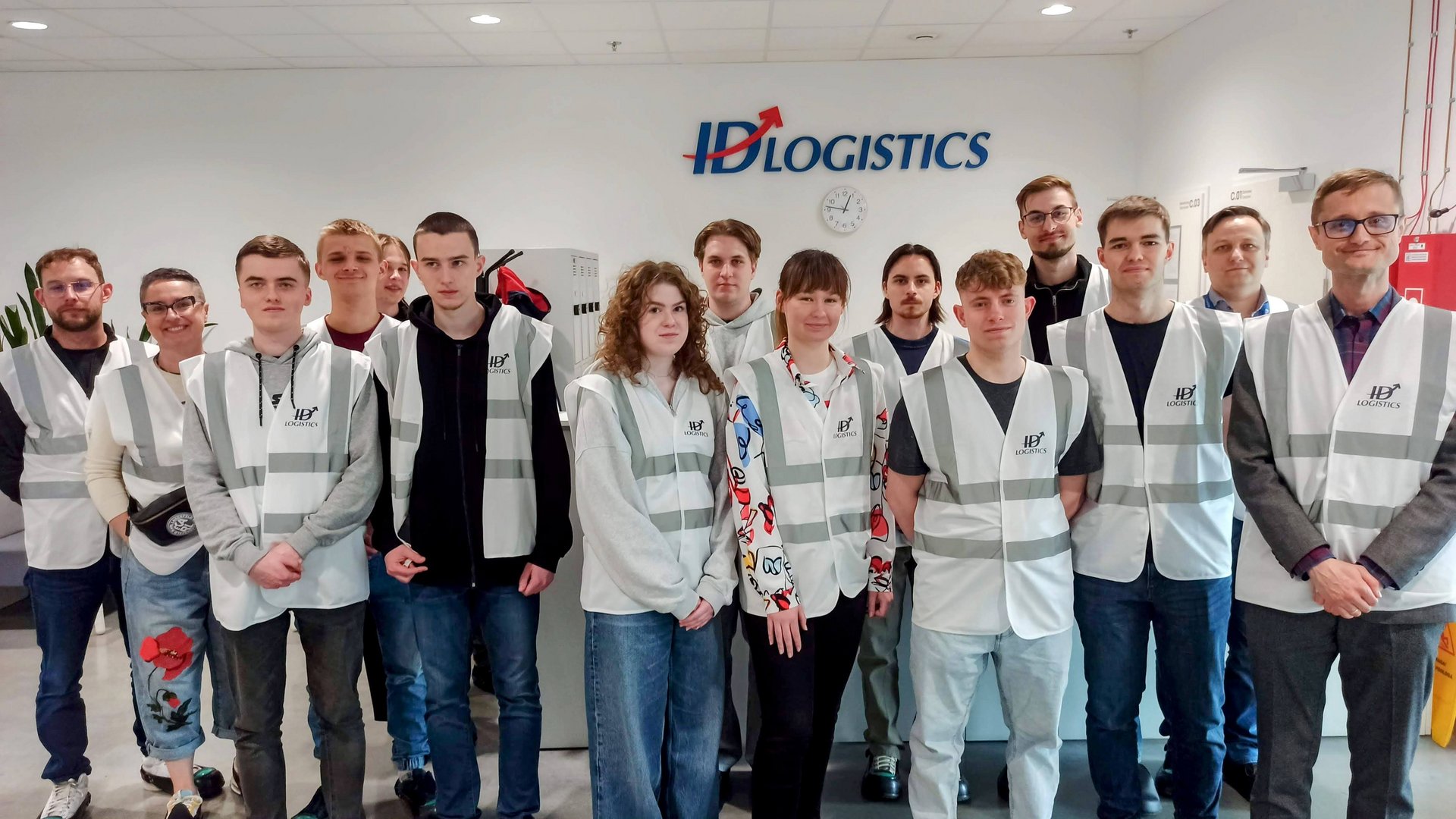 Uczestnicy wizyty w ID Logistics, zdjęcie grupowe