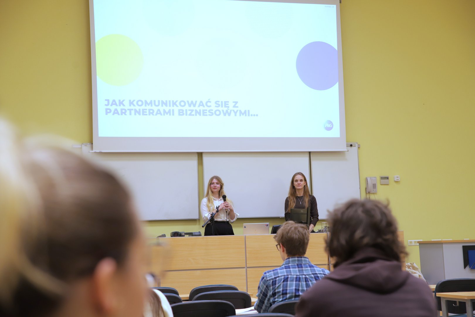 Przedstawicielki firmy na zajęciach ze studentami