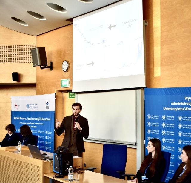 Student podczas wystąpienia na konferencji