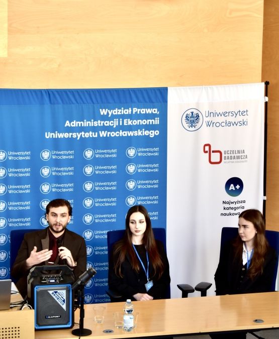 Student podczas wystąpienia na konferencji