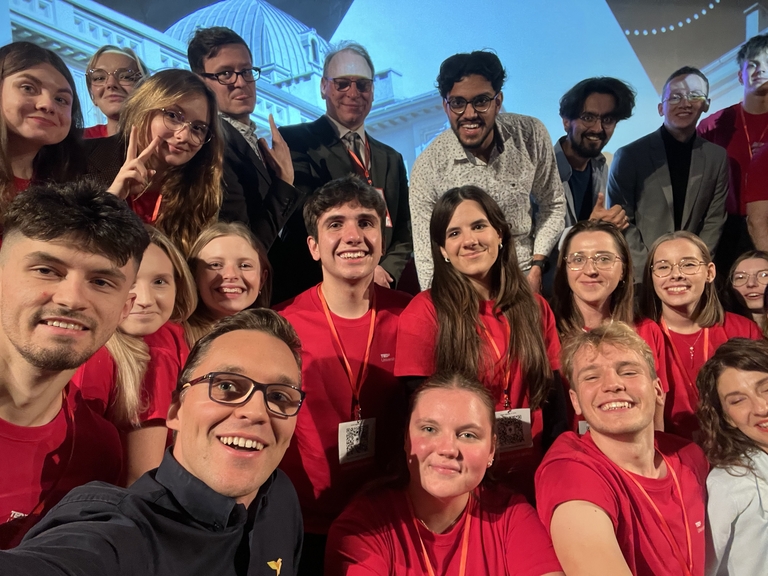 Prelegent z uczestnikami Tedx