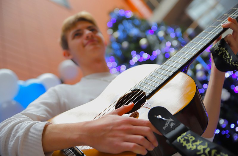 Chłopak grający na gitarze