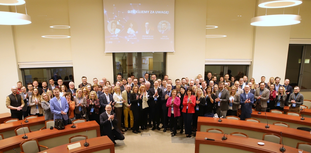 zdjecie grupowe_pierwsze spotkanie Klubu Absolwenta MBA WZ UŁ