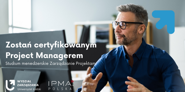 mężczyzna przed ekranem komputera