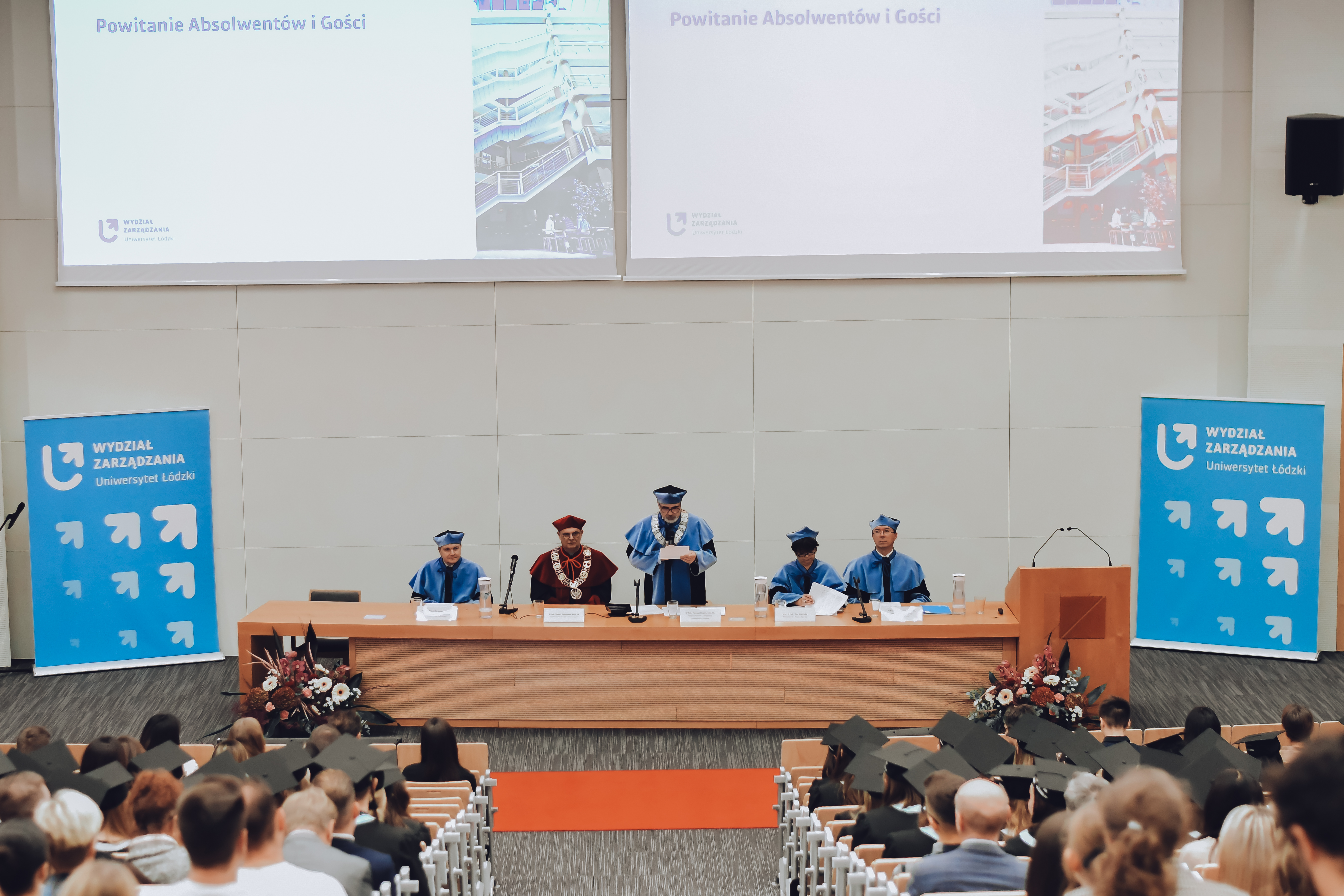 widok z góry na aulę i prezydium