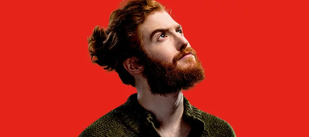 mężczyzna patrzy w górę, czerwone tło