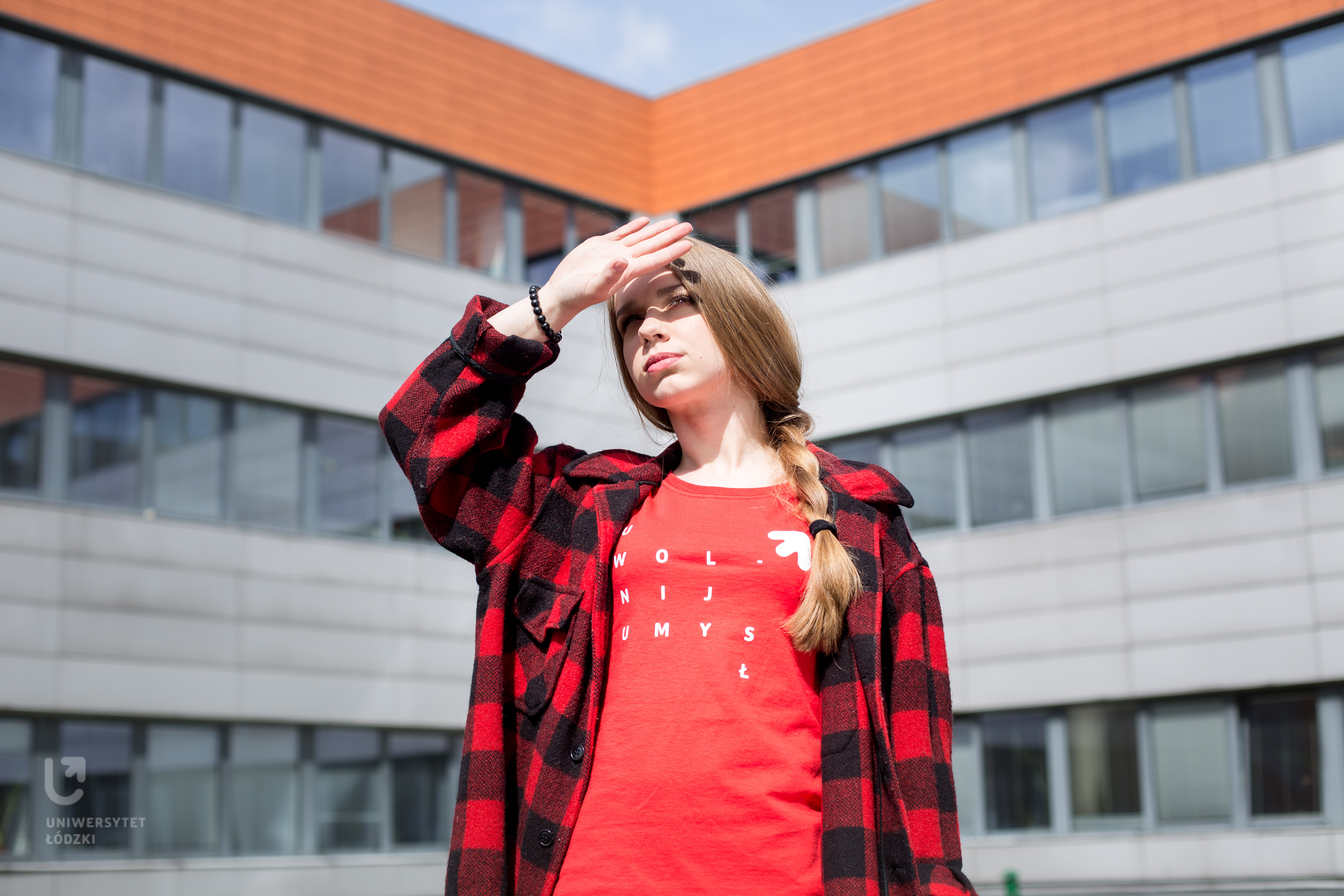 dziewczyna na tle wydziału