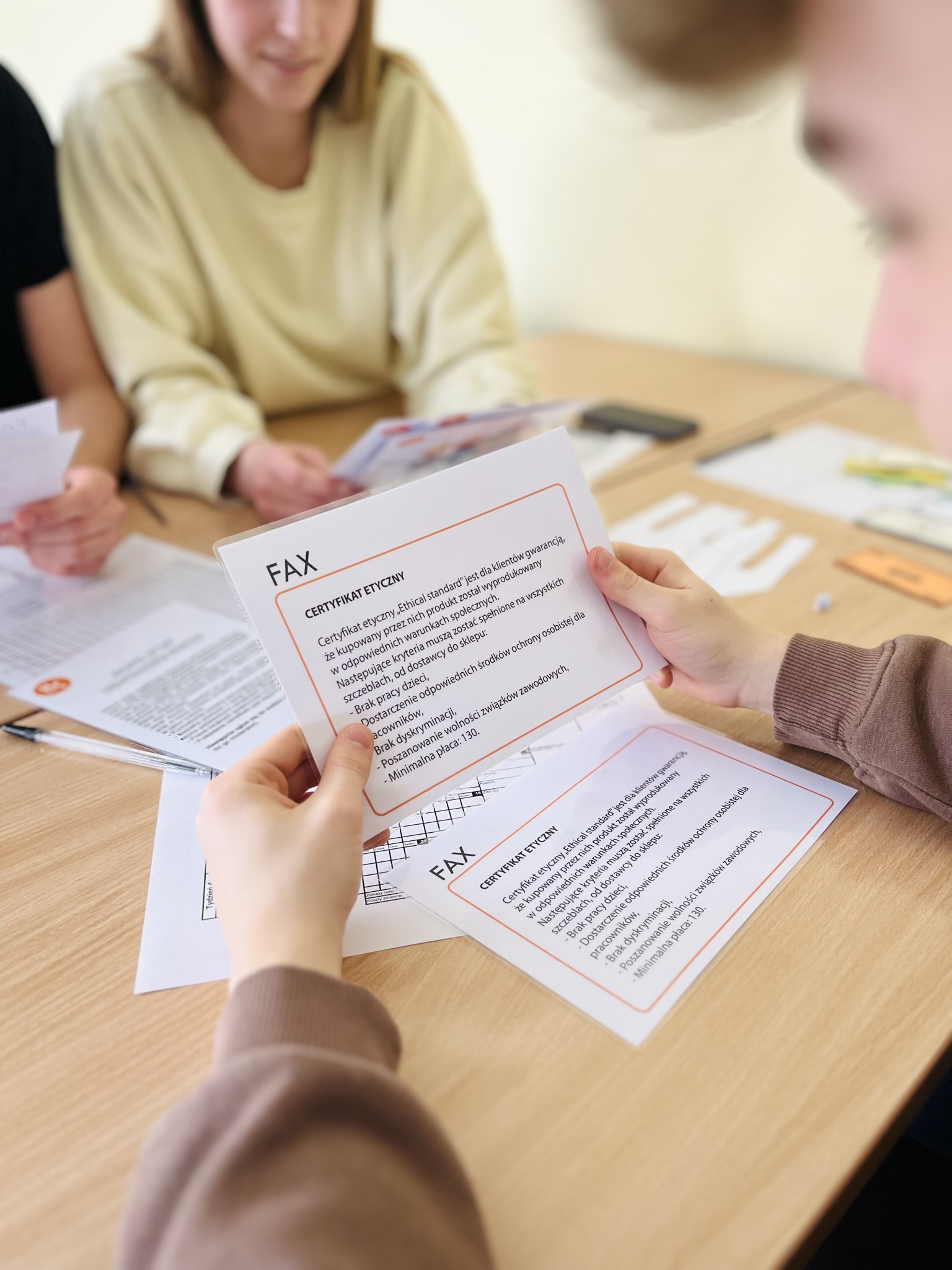 zadanie w rękach ucznia, który siedzi przy ławce