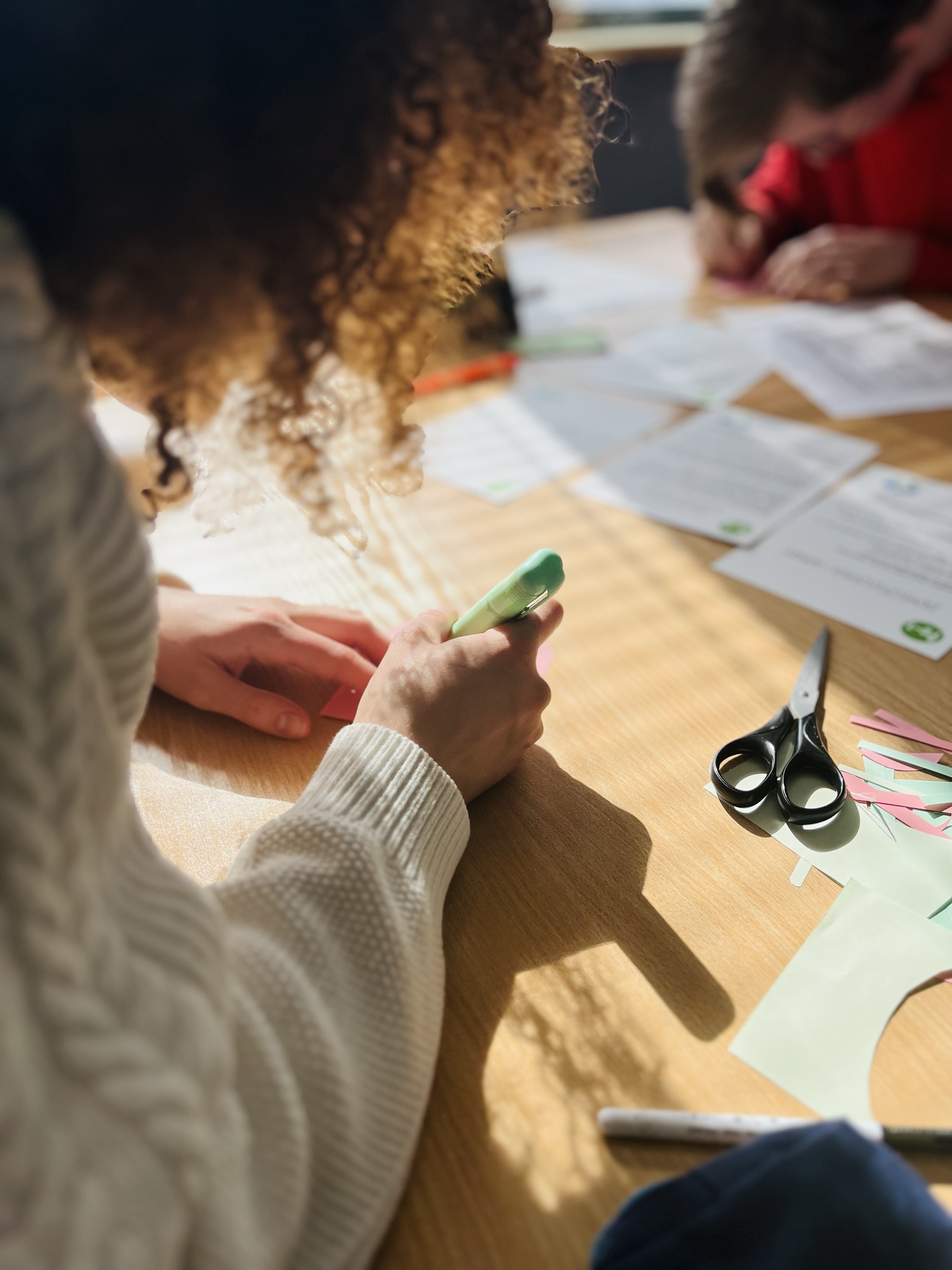 uczennica przygotowuje materiały podczas gry