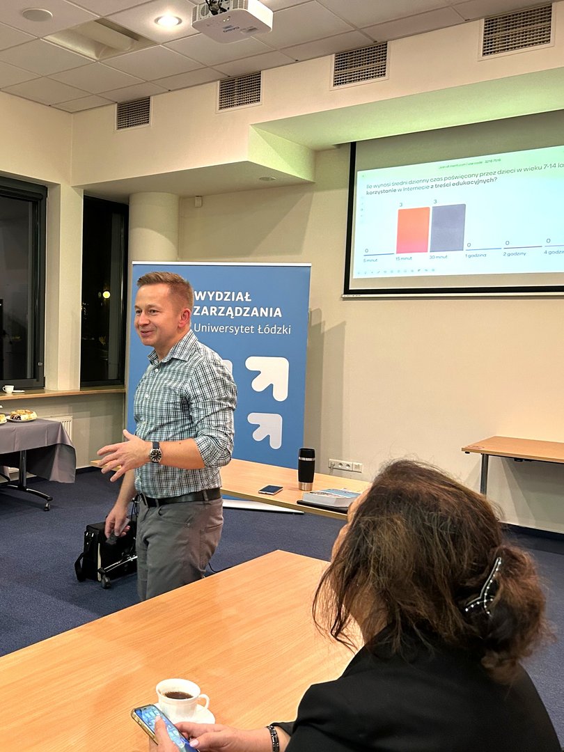 uczestnicy słuchają wykładu w sali