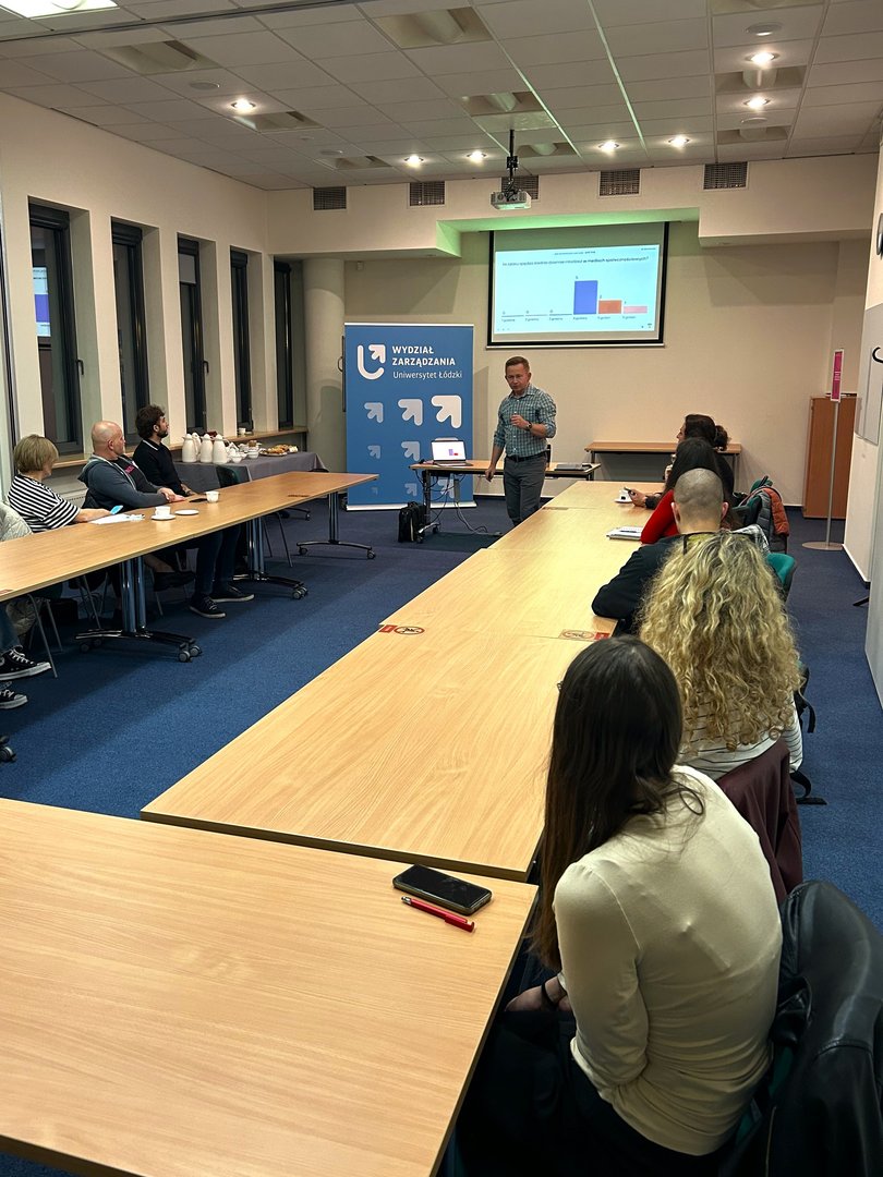 uczestnicy słuchają wykładu w sali