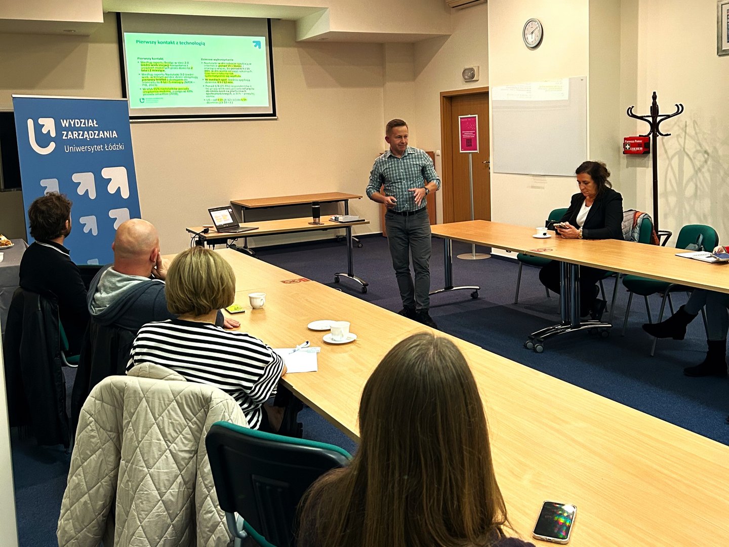 uczestnicy słuchają wykładu w sali