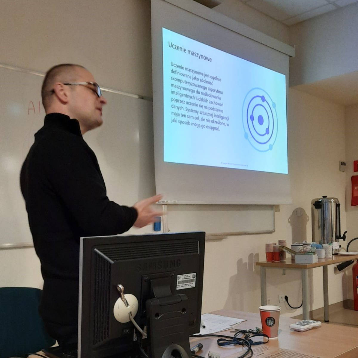 dr Piotr Czerwonka prowadzi wykład