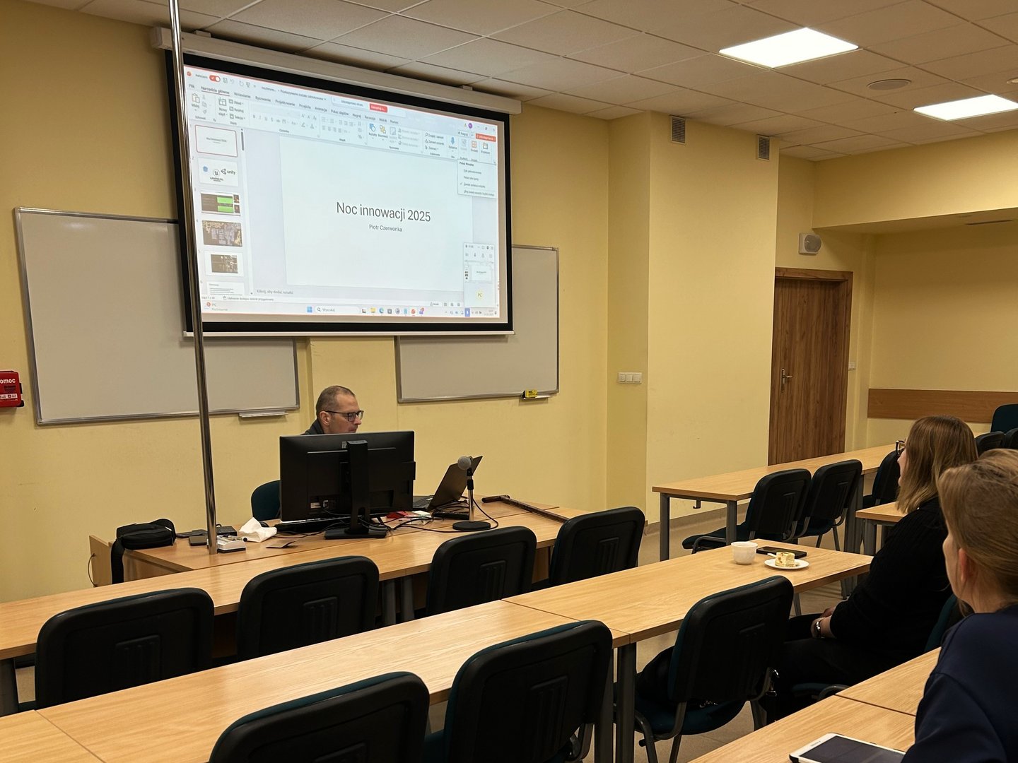 uczestnicy słuchają wykładu w sali