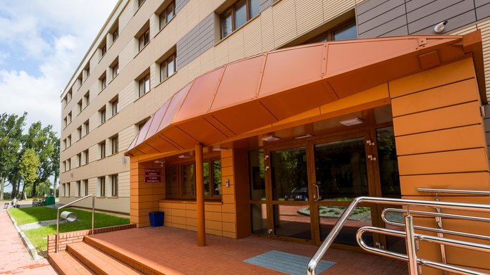 Wejście do akademika