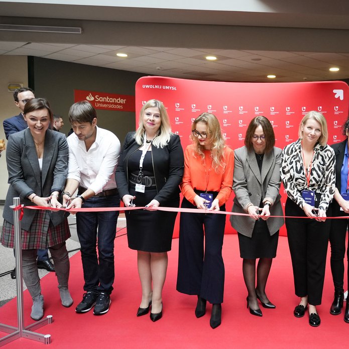 cutting the ribbon during the University of Lodz Job Fair