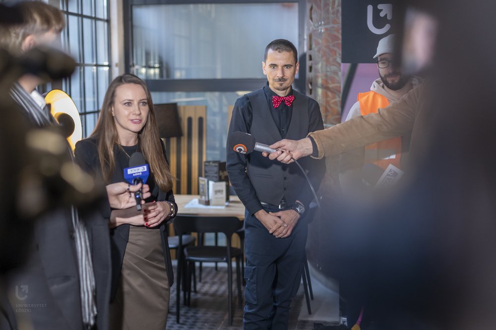 uczestnicy briefingu podczas śniadania prasowego UŁ