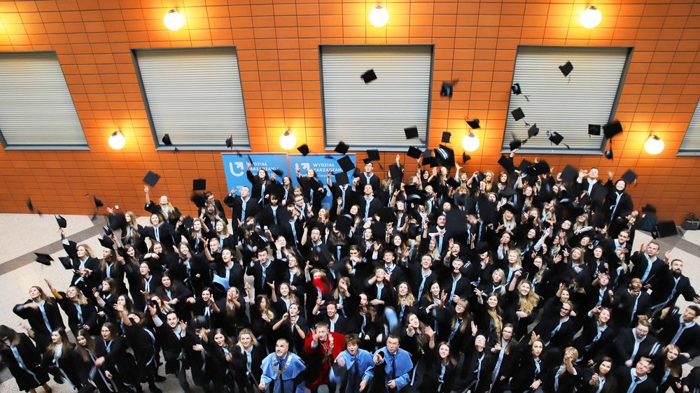 absolwenci rzucają do góry birety