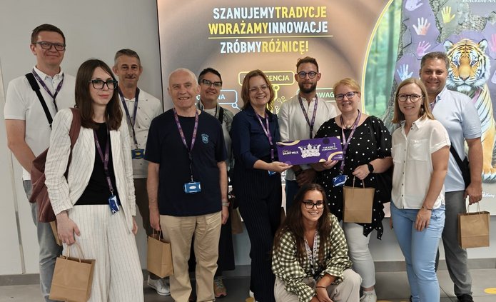 Zdjęcie grupowe - pracownicy KL podczas wizyty studyjnej