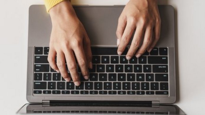 Osoba pracująca na laptopie