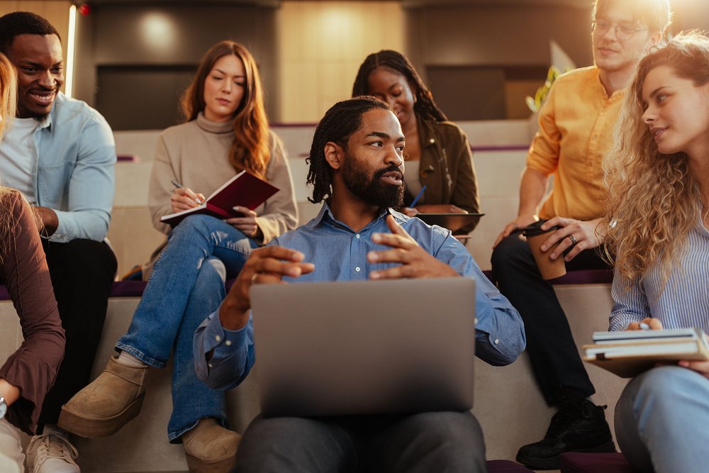 grupa osób studiujących wraz z prowadzącym