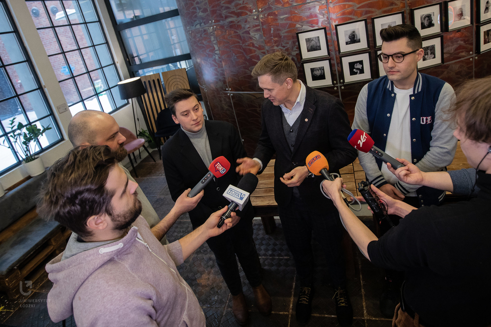 uczestnicy spotkania podczas nagrania z mediami uczestnicy spotkania podczas nagrania z mediami