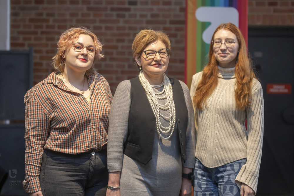 prof. Aneta Pawłowska ze studentkami prof. Aneta Pawłowska ze studentkami