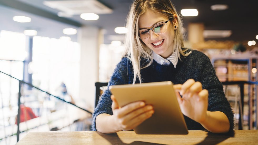 Czytająca uśmiechnięta dziewczyna