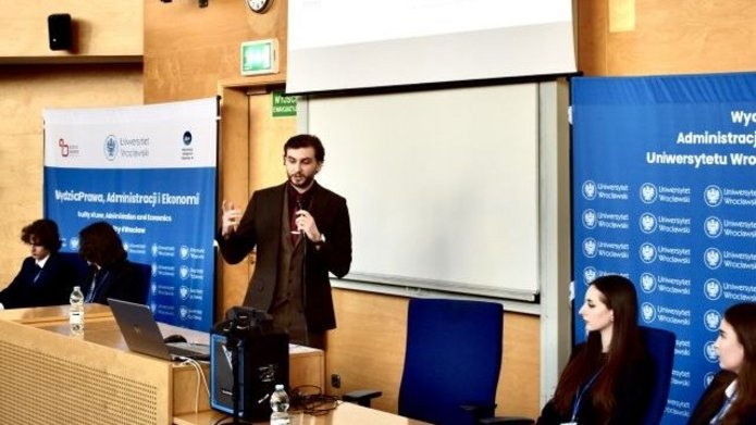 Student podczas wystąpienia na konferencji