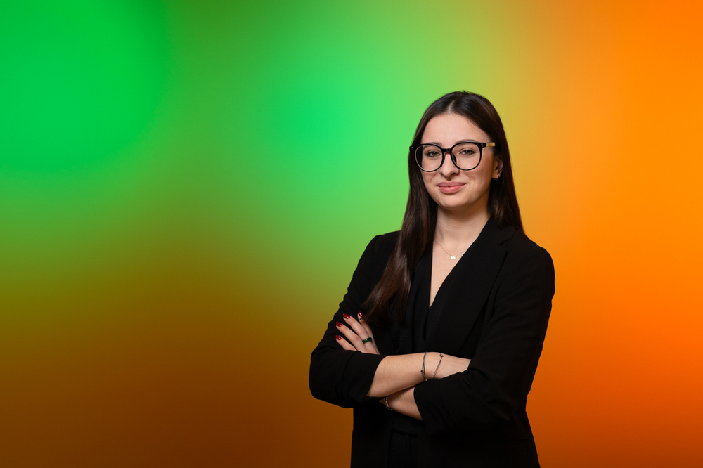 Karolina Kołacz - Ambasadorka UniLodz - młoda kobieta w ciemnych długich włosach, ubrana na czarno