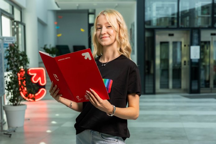 studentka z czerwoną teczką uniwersytecką