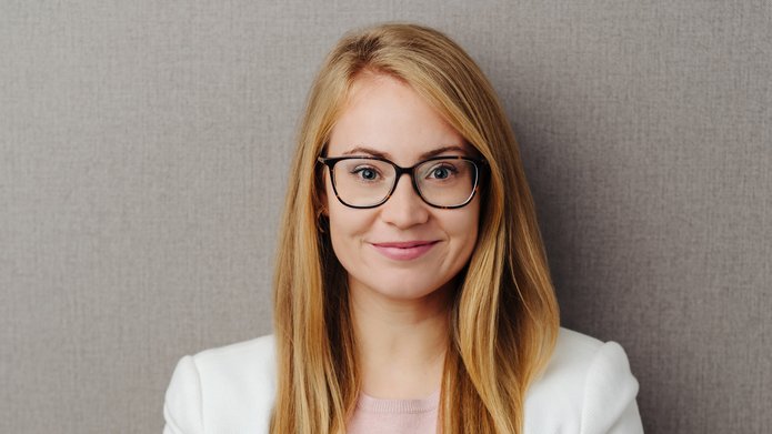 dziewczyna w okularach