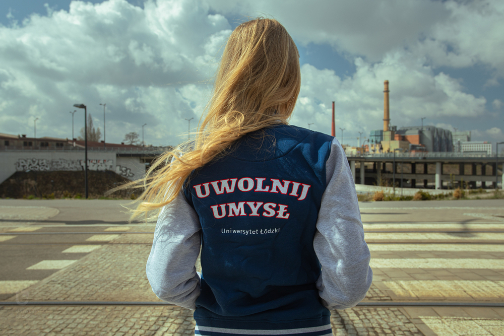 Modelka w bluzie z napisem Uwolnij umysł Uniwersytet Łódzki. W tle widoczne budynki EC-1 Łódź Modelka w bluzie z napisem Uwolnij umysł Uniwersytet Łódzki. W tle widoczne budynki EC-1 Łódź