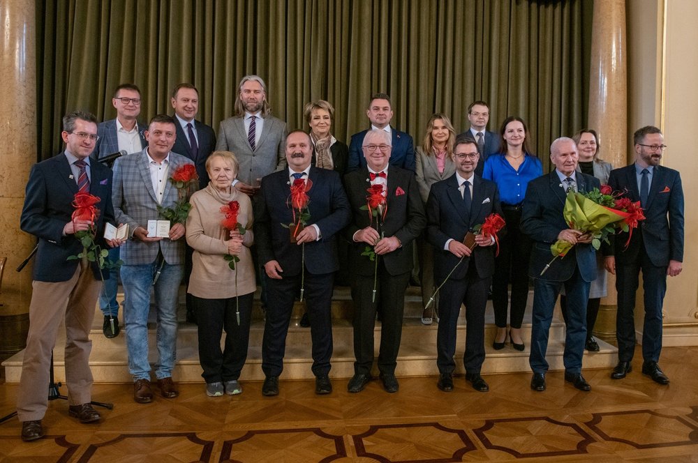 Dr hab. Dominik Drzazga na zdjęciu grupowym z laureatami odbierającymi Odznakę za zasługi dla miasta Łodzi
