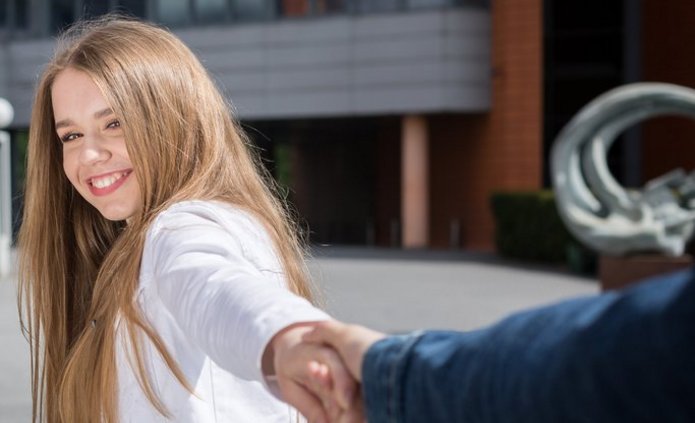 uśmiechnięta uczennica przed wydziałem