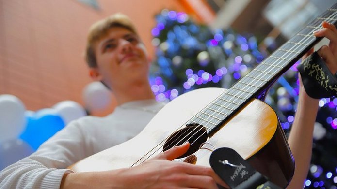 Chłopak grający na gitarze