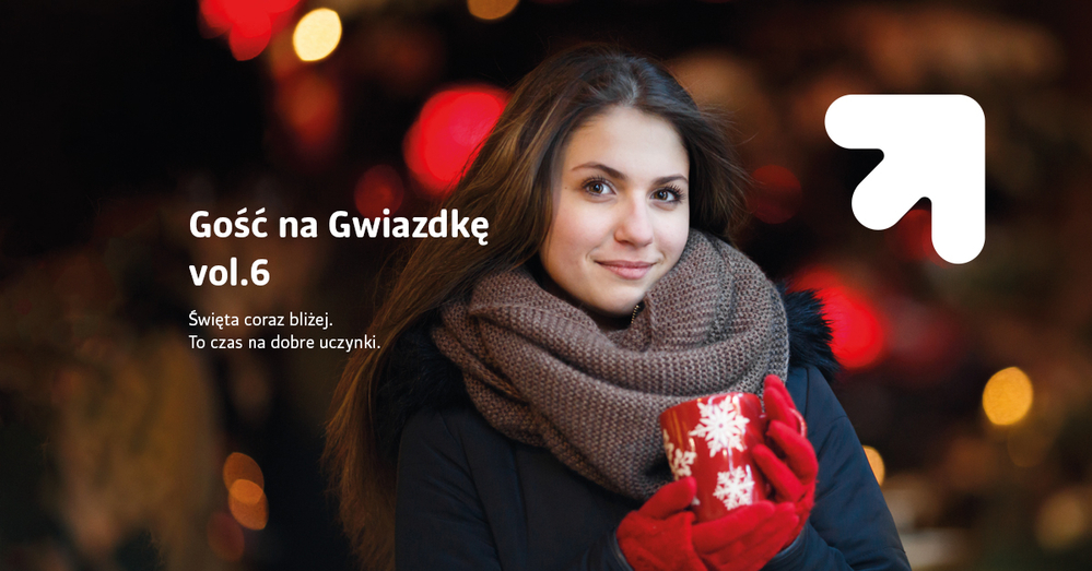 uśmiechnięta kobieta z ciemnymi długimi włosami trzymająca czerwony kubek z białymi płatkami śniegu uśmiechnięta kobieta z ciemnymi długimi włosami trzymająca czerwony kubek z białymi płatkami śniegu