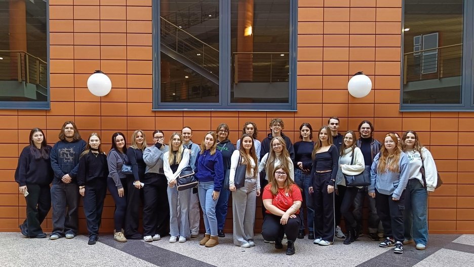 Grupa młodych ludzi na Wydziale Zarządzania UŁ