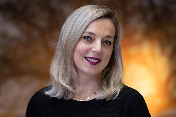 uśmiechnięta kobieta w czarnej bluzce uśmiechnięta kobieta w czarnej bluzce