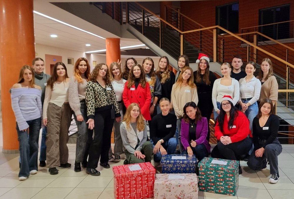 Grupa studentów z prezentami dla potrzebujących