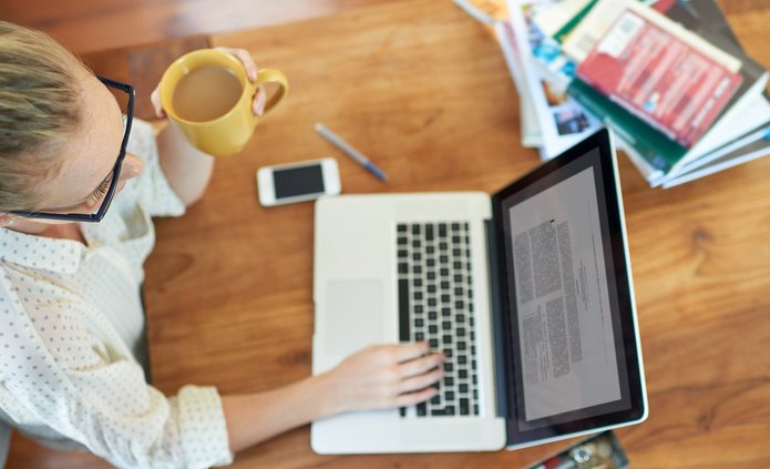 kobieta podczas pisania artykułu