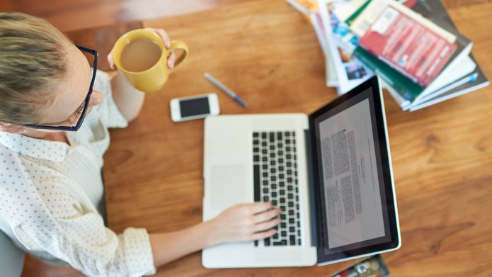 kobieta podczas pisania artykułu