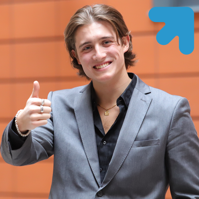 uśmiechnięty młody mężczyzna z kciukiem w górę i napis Student po godzinach