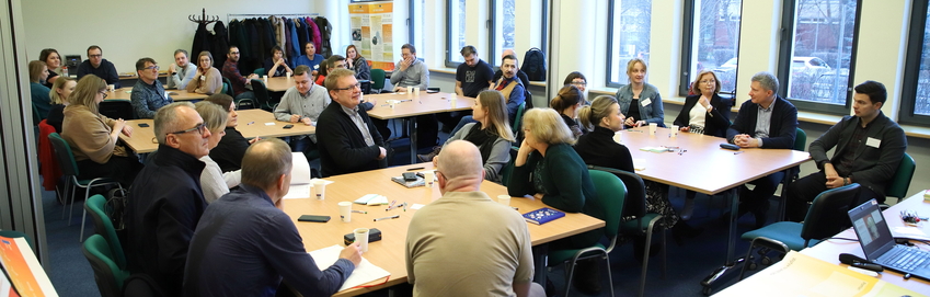 Grupa osób w sali ćwiczeniowej