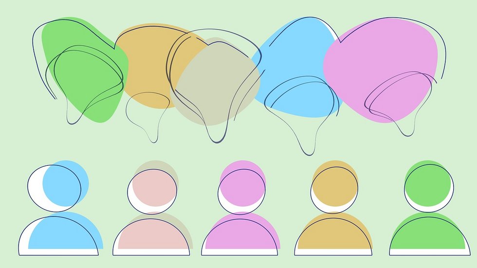 Na ilustracji widzimy pięć uproszczonych, kolorowych ikon przedstawiających postacie ludzkie – stylizowane na awatary. Każda z postaci ma inny kolor: niebieski, różowy, fioletowy, żółty i zielony.  Nad każdą z tych postaci znajdują się kolorowe dymki rozmowy
