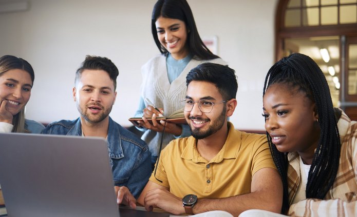 grupa międzynarodowych studentów