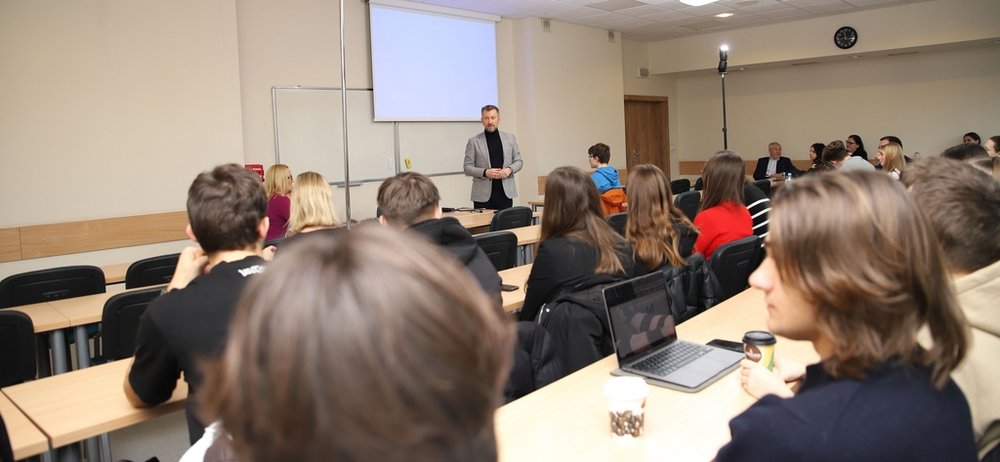 studenci uczestniczący w wykładzie i prowadzący